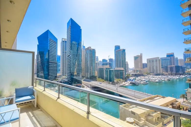 10. Dubai Marina Penthouse – 14,9 triệu USD Căn penthouse nằm trên tầng cao nhất của toàn nhà Dubai Marina, chiếm tổng diện tích hơn 1.114 m2, đó là lý do tại sao nó được trang bị thang máy riêng. Nó đi kèm với 6 phòng tắm riêng biệt với phong cách khác nhau. Ngoài phong cảnh, penthouse này cung cấp một số hoạt động giải trí, gồm rạp chiếu phim, phòng tập thể dục, hồ bơi và spa. Chính vì thế, nó có giá trị hơn 14,9 triệu USD.
