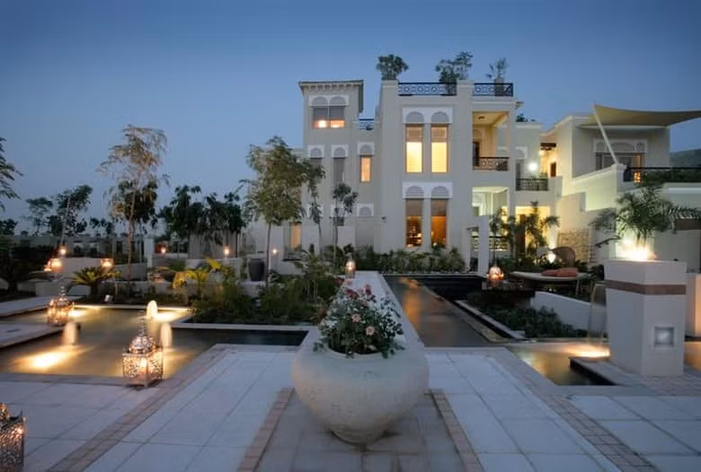 12. Bromelia Villa – 13,07 triệu USD Al Barari nổi tiếng trong cộng đồng Dubai với vẻ đẹp sang trọng. Nó cũng được biết đến là một trong những cộng đồng sinh thái thân thiện của Dubai. Bromelia Villa thuộc quần thể Al Barari, rộng hơn 1.765 m2, đi kèm với sáu phòng ngủ và phòng tắm riêng biệt. Nó cũng sở hữu thác nước và hồ bơi riêng đi kèm với đèn LED chiếu sáng. Bromelia còn có phòng chơi poker chuyên nghiệp. Giá trị của nó lên tới 13,07 triệu USD. 