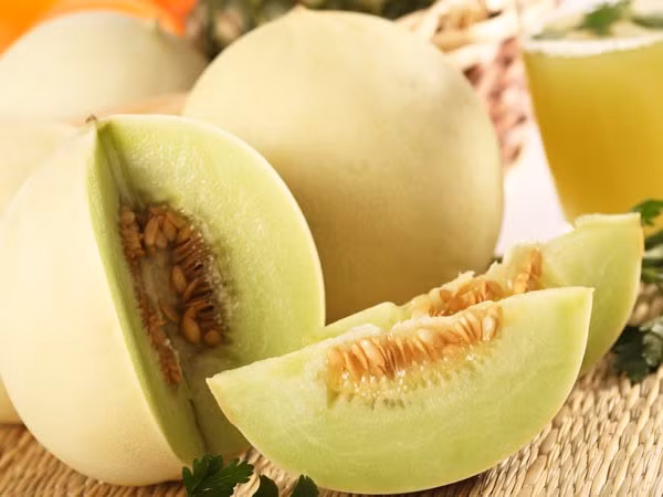Dưa lê không những vừa ngon, dễ ăn mà trong một quả dưa lê trung bình chỉ có chứa 64 calo. Dù không có sức mạnh giúp bạn tăng cân chóng mặt nhưng dưa lê đủ khiến bạn trở nên đầy đặn và xinh đẹp hơn.