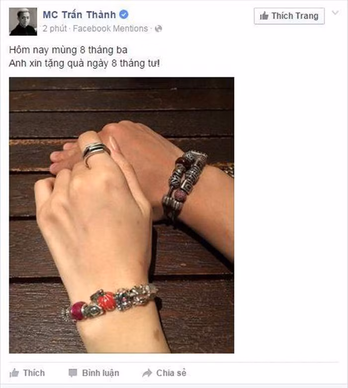 Tặng vòng charm. Không giống như những cặp đôi showbiz khác, dành tặng người yêu những món quà hàng hiệu đắt tiền, những món quà của Trấn Thành dành cho Hari Won rất bình dị nhưng đầy chất “soái ca”. Trước khi cưới, nam danh hài đã đăng tải bức ảnh với hai bàn tay nam nữ nắm chặt rất tình cảm. Ảnh: Caras.