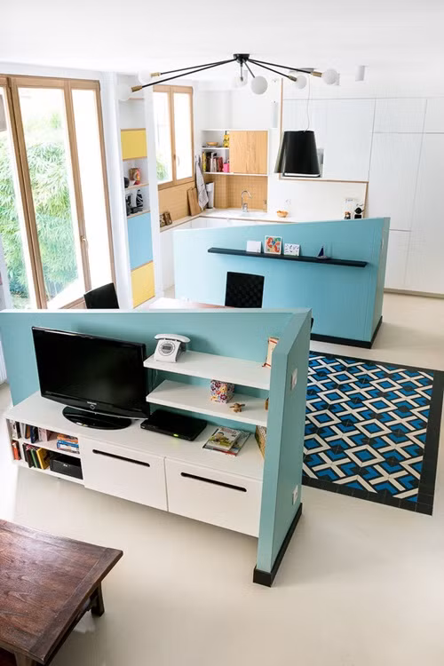 Mỗi khu vực trong nhà đều được lắp đặt cửa sổ to để ánh sáng tràn vào nhiều hơn. Những cửa sổ này cũng có tác dụng ăn gian không gian khiến ngôi nhà có vẻ rộng rãi.