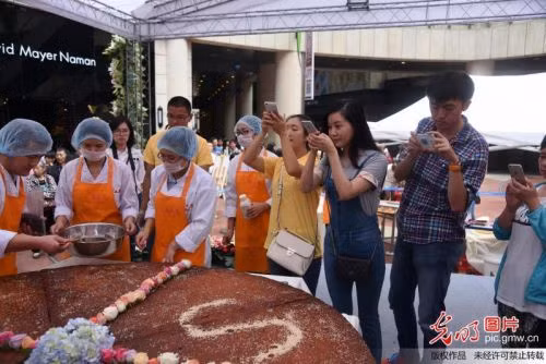 Ngay lập tức, chiếc bánh trung thu kỳ dị này đã thu hút sự tò mò của khách tham quan.