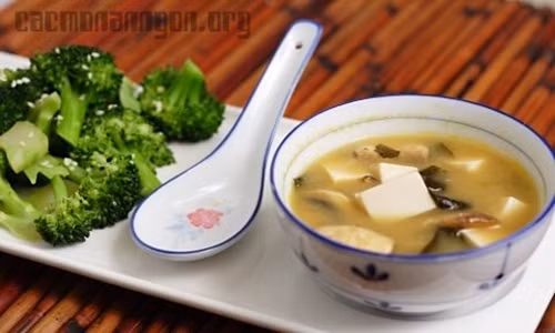 Thực phẩm cũng có thể cung cấp cho bạn đủ chất lỏng, vì thế người Nhật rất chuộng ăn súp nóng, vừa bổ sung nước lại vừa thêm chất dinh dưỡng và giữ dáng. Ảnh: Cacmonanngon.