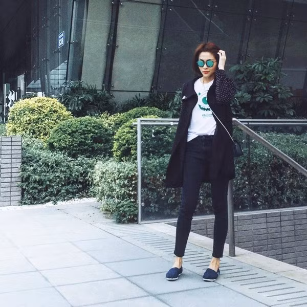Bà xã doanh nhân Louis Nguyễn rất chuộng cách phối lớp những ngày đầu đông. Tăng Thanh Hà dùng kính mắt tráng gương làm điểm nhấn thời thượng, giúp bộ cánh đơn giản trở nên thú vị hơn. Ảnh: MegaFun.vn.