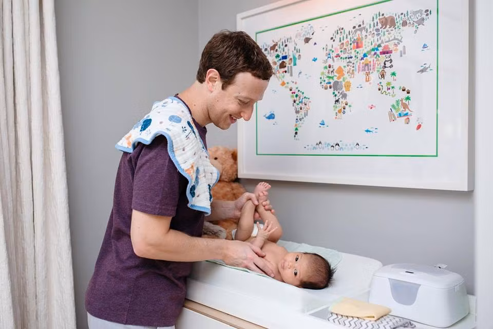 Hình ảnh làm ông bố "bỉm sữa" của Mark nhận được lượng like khủng. Ảnh: tiin.vn.