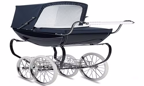 Xe đẩy bằng bạc. Được gọi là “kiệt tác của kỹ thuật vận chuyển”, xe đẩy phủ bạc từ bánh xe lên đến tay cầm. Trên xe đẩy này còn có chữ ký xác thực của người làm ra nó. Chiếc xe này có giá khoảng 100 triệu đồng.