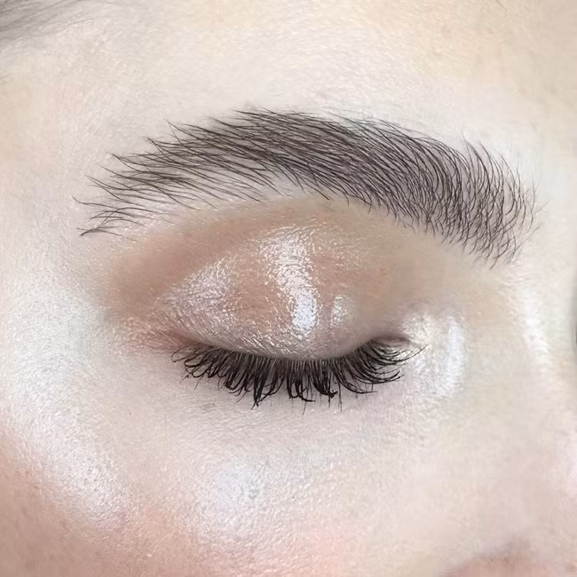 Các chuyên gia trang điểm cho rằng, sở dĩ xà phòng được dùng đánh lông mày là bởi xà phòng cục có nhiều chất béo và dầu có vai trò như một chất dính có thể giữ nếp rất tốt.