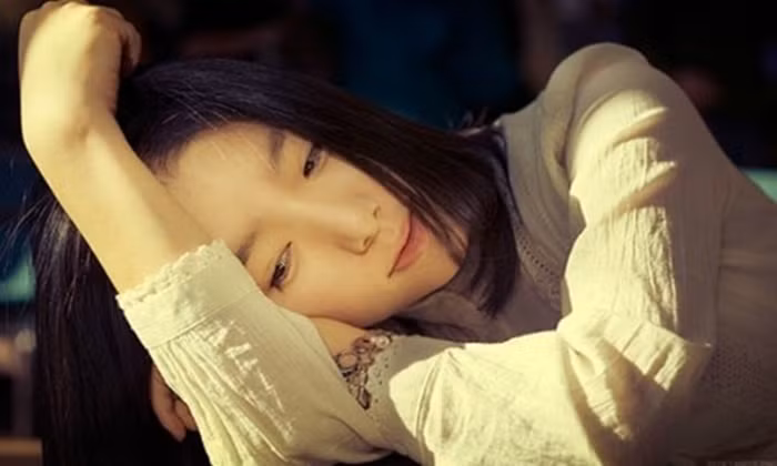 Với cô nàng nội tâm, nam giới đừng an ủi nhiều khi họ gặp chuyện buồn. Hãy để cho nàng khóc thỏa thích hoặc cáu giận một trận để cô ấy có cơ hội bộc lộ hết cảm xúc. Sau đó, cô ấy sẽ cảm thấy mình tự tin và mở lòng hơn. Ảnh: Nhungcaunoihay.