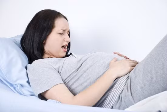 Ngoài ra, quả sim còn có thể dùng cho phụ nữ đang mang thai bị thiếu máu, người bị ho ra máu, băng huyết, lòi dom và nam giới bị xuất tinh sớm... Ảnh: Mẹ và con.