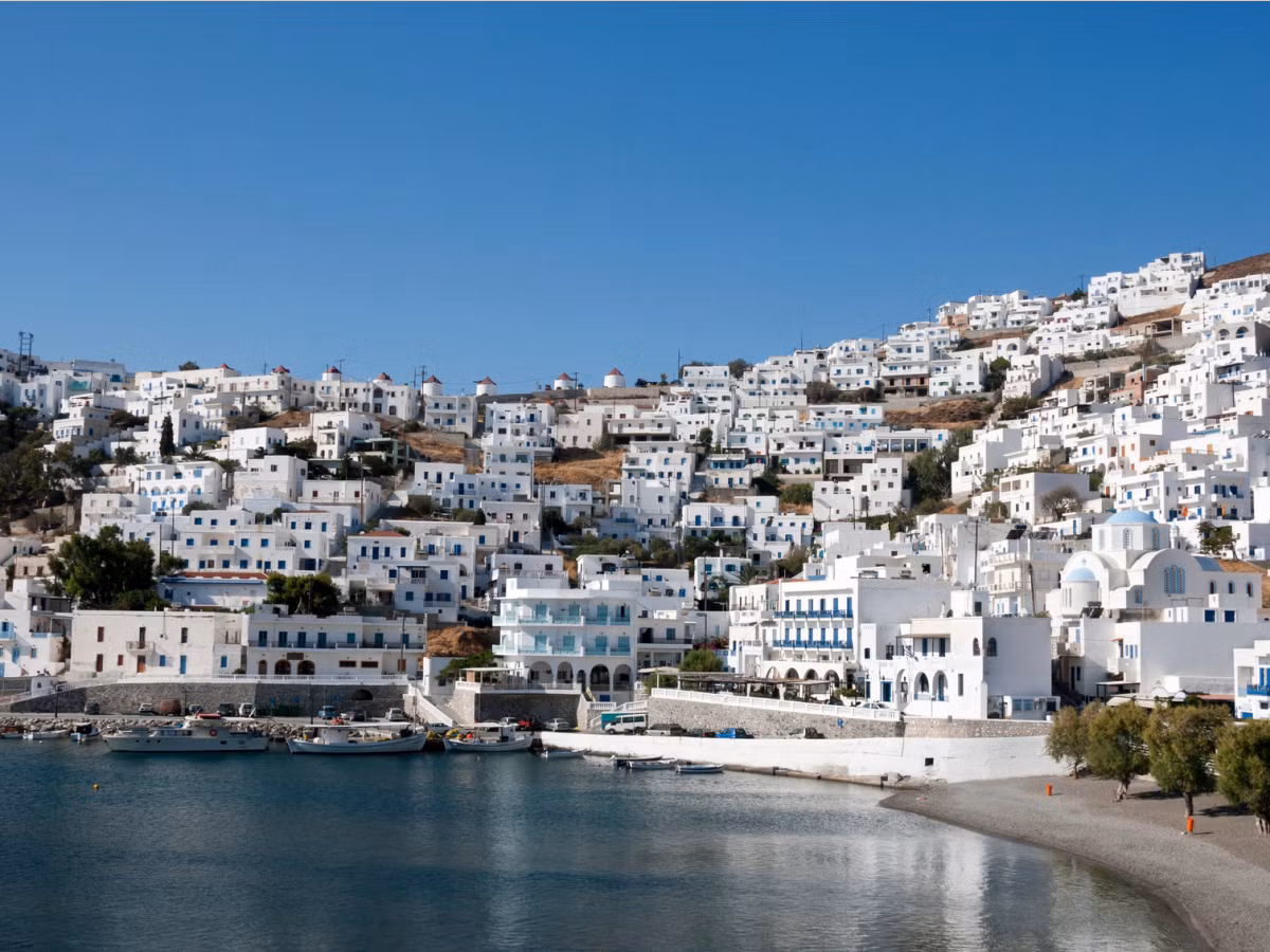 Astypalaia là một điểm đến lý tưởng cho những ai muốn thoát khỏi cuộc sống nhộn nhịp thường ngày. Thật tuyệt vời nếu như bạn có cơ hội thư giãn trên một tảng đá nhô ra biển hay khám phá phong cảnh đẹp như tranh vẽ của hòn đảo, với những bờ biển gồ ghề và địa hình đồi núi.