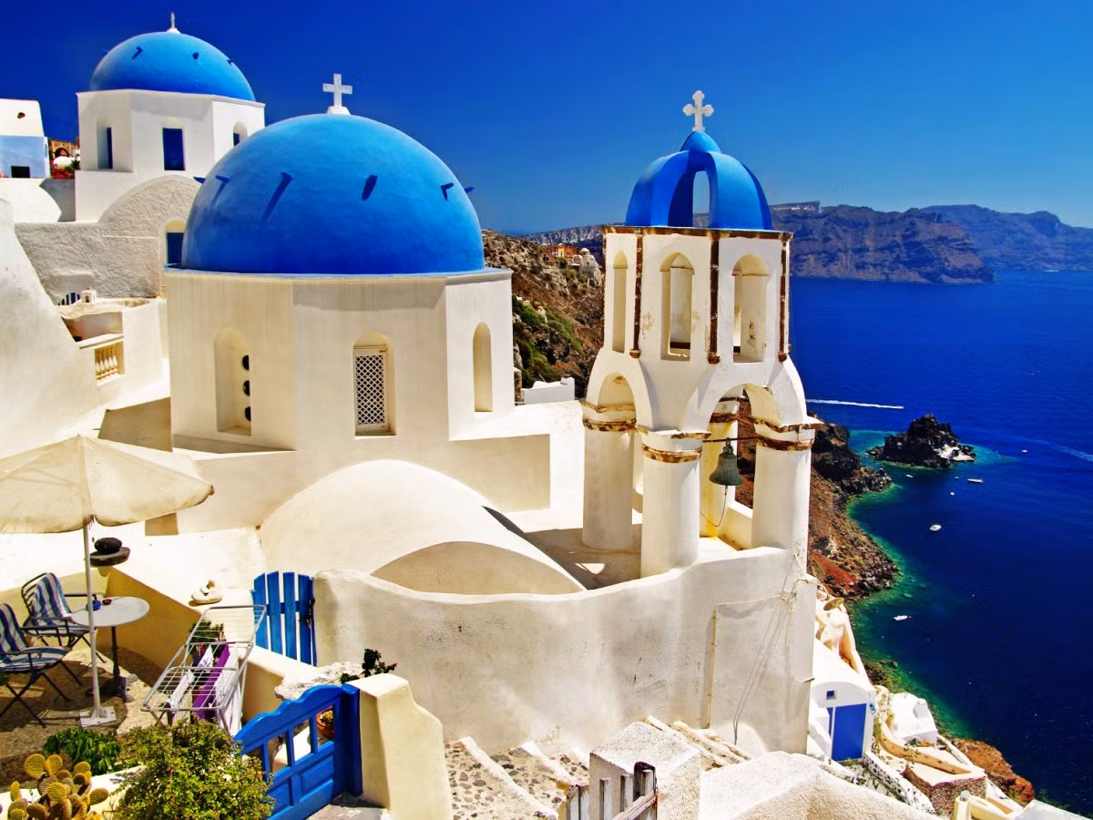 Với những vách đá cao vút và khung cảnh lãng mạn, hòn đảo Santorini luôn là một địa điểm yêu thích ở Hy Lạp cho những cặp đôi. Thưởng thức các loại rượu vang hảo hạng, ngắm nhìn khung cảnh hoàng hôn tuyệt đẹp hay đến thăm thị trấn truyền thống trên đỉnh đồi ở Oia để chiêm ngưỡng hệ thống khách sạn hạng sang, là những hoạt động thú vị bạn có thể trải nghiệm khi tới đảo Santorini.