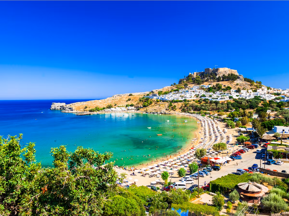 Giống như các đảo Delos, Corfu, và Athens, Rhodes là một điểm dừng phổ biến cho những người yêu thích lịch sử. Hòn đảo còn là nơi tập trung nhiều tòa nhà từ thời trung cổ, pháo đài cũng như cung điện tuyệt đẹp mà bạn có thể chiêm ngưỡng ở Old Town.