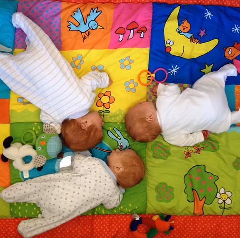 Toàn bộ chi phí học tập tại trường mầm non của Wilbur, Arthur, Teddy đều được chính phủ Anh hỗ trợ. Tháng 9 tới, vợ chồng cô Jo Arkwright sẽ bắt đầu cho con họ đến lớp học bơi, học phí dự tính là rất lớn: 21 bảng/tuần! (hơn 609.000 đồng), người mẹ trẻ chia sẻ.