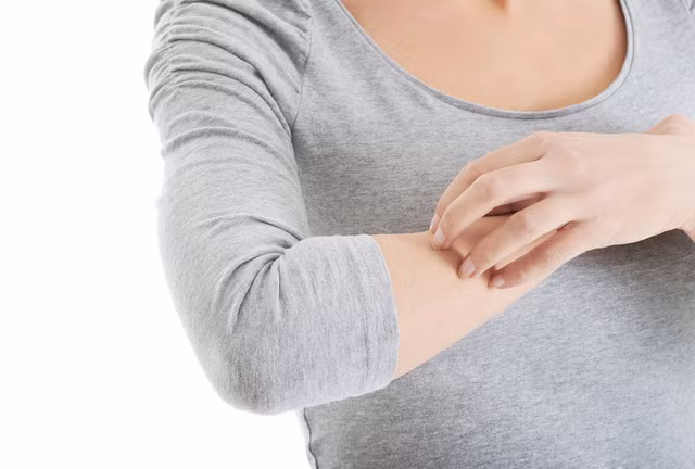 6. Cải thiện các vấn đề về da. Bòn bon còn phát huy tác dụng trong việc điều trị phát ban, bệnh vẩy nến và các bệnh ngoài da khác bởi nó là một chất tiền tự nhiên để cortisone. Lá bòn bon đất còn được nghiền ra để sử dụng trong các trường hợp kích thích da hay nấm ngoài da.
