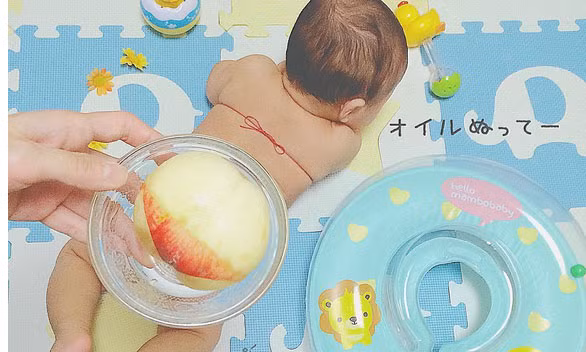  Trào lưu ghép mông bé với trái đào đang được các bà mẹ Nhật yêu thích. Sự đáng yêu của các em bé khiến cộng đồng Instagram cảm thấy vô cùng thích thú và hào hứng.