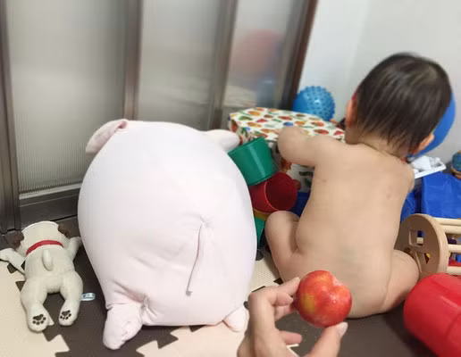 Có vẻ quả đào quá nhỏ so với chiếc mông xinh của bé.