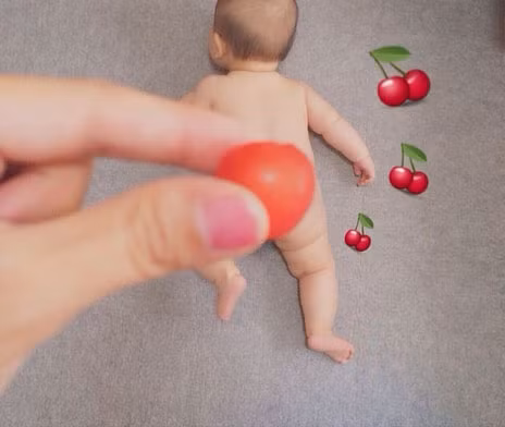 Một mẹ Nhật còn chơi trội hơn với ảnh ghép mông cherry của bé.