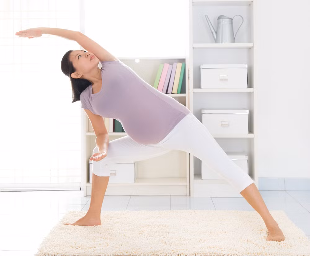  Tập thể dục thường xuyên Nếu muốn sinh con thông minh, các bà mẹ nhớ đừng quên tập thể dục đều đặn, Việc mẹ bầu vận động thường xuyên không chỉ giúp bé phát triển khả năng vận động tốt hơn mà còn giúp bé phát triển não bộ một cách toàn diện nhất. Các mẹ bầu nên áp dụng các bài tập bơi hoặc yoga nhẹ nhàng mỗi ngày. Khi mẹ bầu tập thể dục, não mẹ hoạt động mạnh hơn và dẫn truyền qua nhau thai tác động đến sự phát triển của não thai nhi. Bé có thể cảm nhận và phát triển tốt hơn thông qua các tín hiệu thần kinh đó.