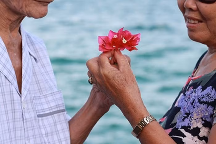 Cụ ông Vũ Ngọc Kính (85 tuổi) và cụ là Lê Đong (71 tuổi) luôn quấn quýt không rời kể cả khi cả hai đã bạc trắng mái đầu. Vợ chồng cụ nguyện cùng nhau đi trọn quãng đường đời cho đến ngày xuôi tay nhắm mắt. Ảnh: VTC.