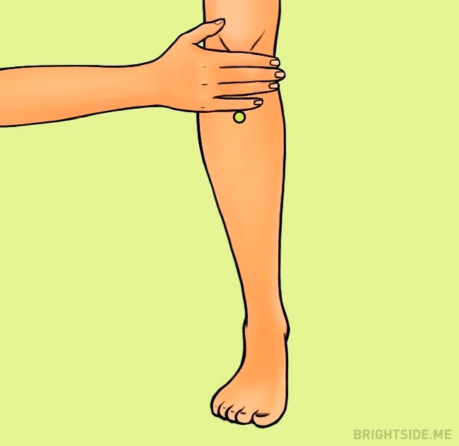 Đầu gối. Huyệt này nằm cách xương bánh chè 5cm và hơi lệch phía ngoài cẳng chân. Bạn hãy ấn mạnh vào huyệt gối để cải thiện hệ tiêu hóa và điều trị đau bụng kinh nguyệt.
