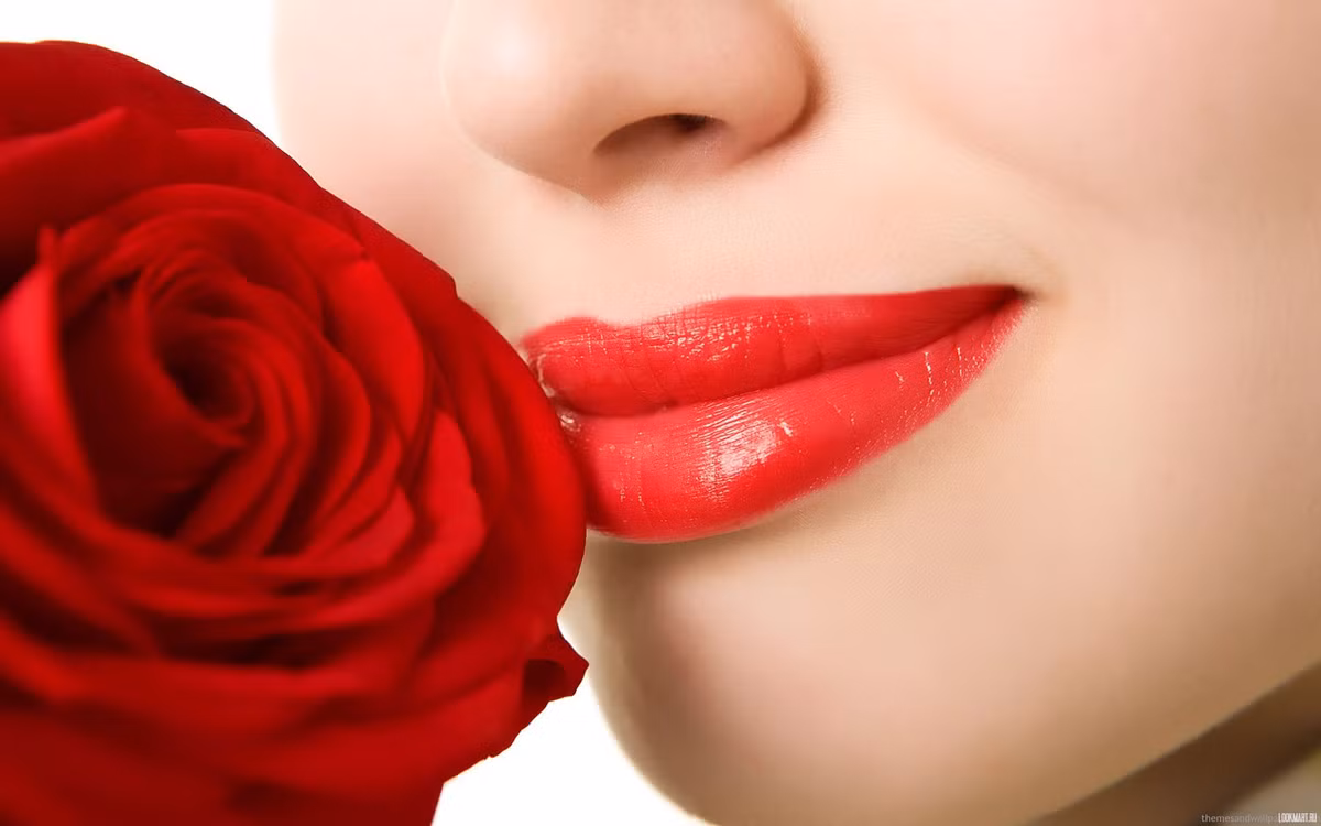  Tô son cho môi: Sau khi thoa son, bạn dùng tay hoặc cọ nhẹ lên môi để giúp son bám chặt hơn vào môi. Bạn chỉ nên lăn theo một hướng từ phải sang trái hoặc từ trái sang phải mà thôi. Ảnh: Phunuso.vn.