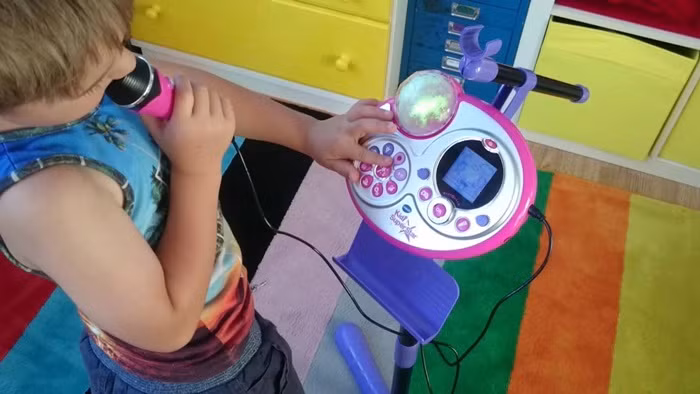  Bộ đồ chơi hát karaoke Super Star Kidi. Siêu sao nhí nhà bạn sẽ thỏa thích hát theo những bài hát yêu thích vì bộ đồ chơi có tính năng đặc biệt cho phép bạn tắt lời bài hát. Chiếc mic cũng có khả năng lọc giọng để âm thanh hay hơn. Super Star Kidi còn có đèn nháy và các trò chơi khác nữa.