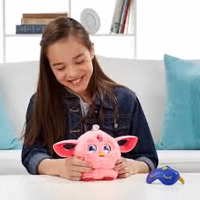 Thú nuôi Furby. Đây là một loại sản phẩm đồ chơi cực kỳ thông minh dành cho các bé. Thú nuôi Furby có thể hiểu được tiếng Anh. Tính cách của nó được hình thành do chính sự yêu thương chăm sóc của con bạn và bạn. Những con thú này luôn trong tình trạng cháy hàng trên toàn thế giới.