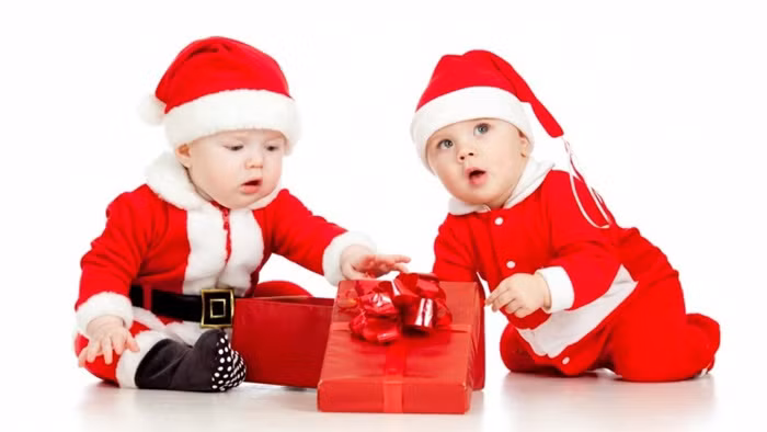 Mỗi dịp Giáng sinh, những đứa trẻ lại háo hức để được nhận quà của ông già Noel. Những món quà Noel rất quan trọng bởi các bé luôn tin, có ngoan ngoãn cả năm thì mới được ông già tuyết tặng quà. Vì thế mà thị trường quà tặng dịp này lại sốt sắng với các món đồ chơi Giáng sinh đẹp lạ.