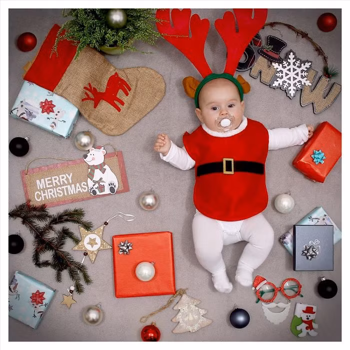 Tháng 12 là mùa của bao nhiêu lễ hội. Bé được gặp ông già Noel, được tặng những món quà Giáng sinh từ mọi người và được đón năm mới để lớn thêm 1 tuổi.