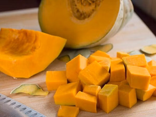 Bí đỏ rất giàu hàm lượng vitamin C nên bí đỏ có tác dụng tăng cường sức đề kháng cho cơ thể, giúp hệ thống miễn dịch trở nên khỏe mạnh. Với hệ miễn dịch khỏe mạnh, cơ thể của chúng ta sẽ chống lại được các vi khuẩn, vi rút có hại.