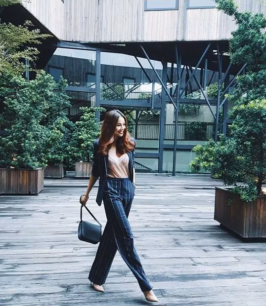 Đầu đông, Thanh Hằng chọn cho mình phong cách menswear cá tính, mạnh mẽ với bộ suits kẻ sọc thanh mảnh kết hợp cùng áo ren mỏng màu nude. Cô diện một chiếc túi xách quai mảnh tăng thêm vẻ sành điệu. Ảnh: danviet.vn.
