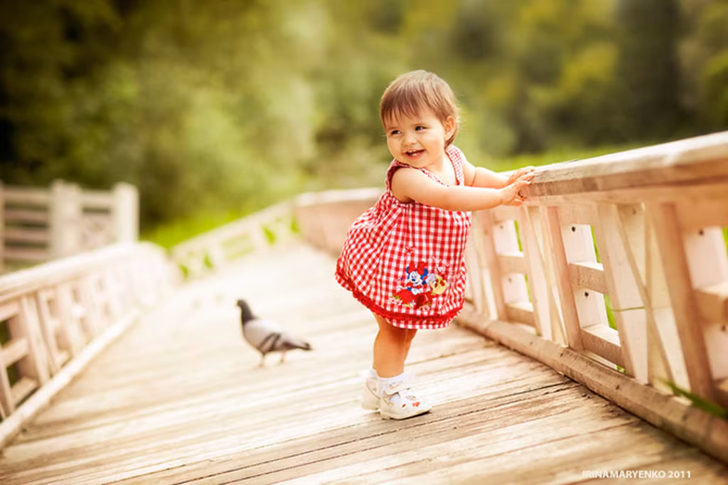 Tháng thứ 11: Lúc này, bé đã bắt đầu bộc lộ cá tính của mình, do đó hãy chụp một bức ảnh ghi dấu cá tính đó của bé.