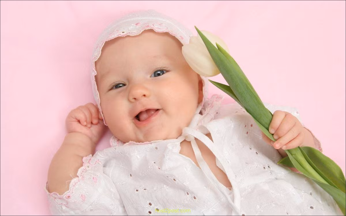 Tháng thứ 9: Mặc cho bé một bộ đồ thật phong cách và chụp hình cho bé.