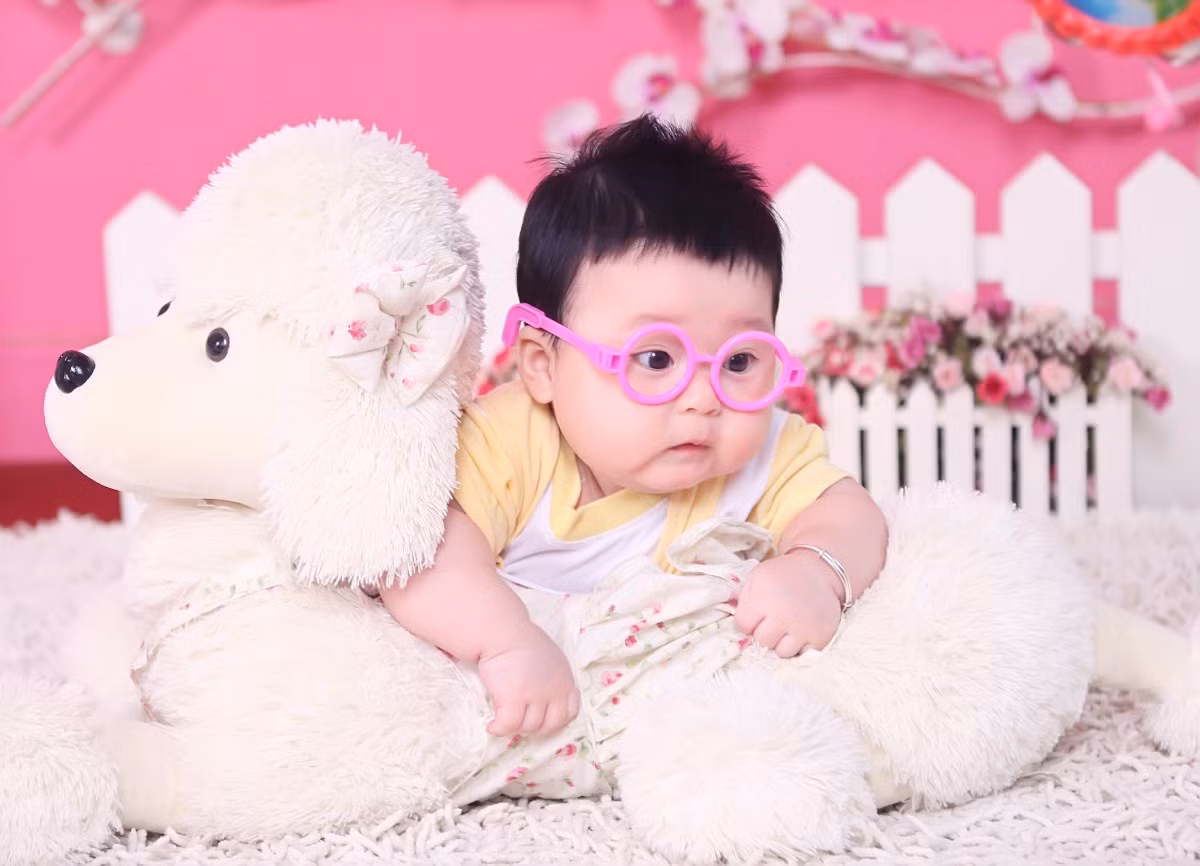 Tháng thứ 7: Lúc này bé đã bắt đầu biết chơi đồ chơi, hãy chụp cùng những món đồ chơi đầu tiên của con yêu để giữ kỷ niệm.