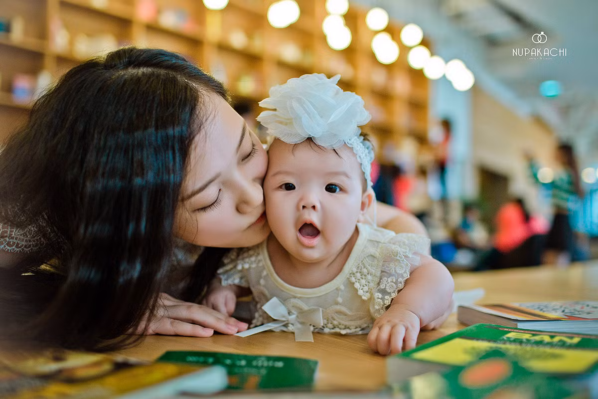 Tháng thứ hai: Chụp cận mặt của bé và của mẹ, lúc này khi mọi người xem ảnh sẽ bắt đầu so sánh sự giống nhau giữa mẹ và bé.