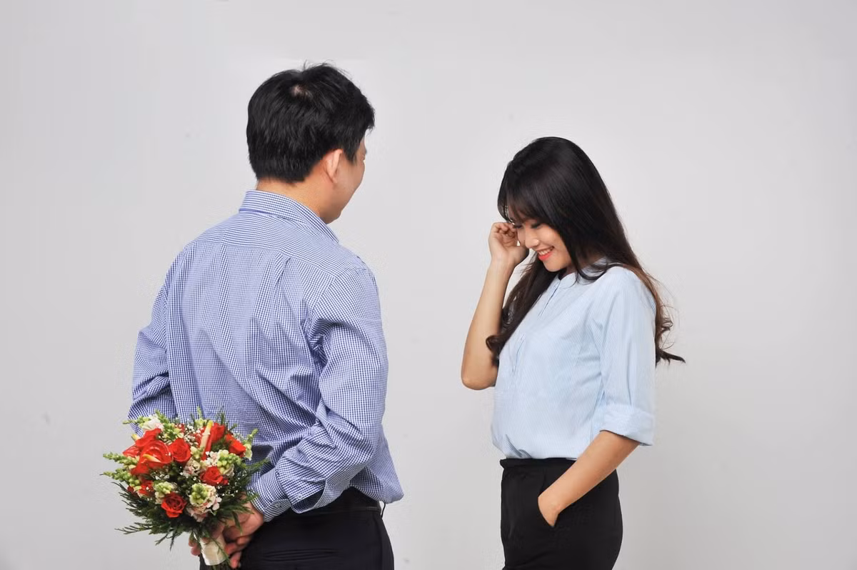 Chàng sẽ kể về những điều chàng đã làm với bạn, tất nhiên là không đến mức kể chi tiết. Vì vậy đừng ngạc nhiên khi bạn bè của anh ấy nhìn bạn với nụ cười nham hiểm kiểu “biết rồi nha!”.