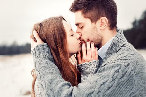 Nếu nửa kia vẫn chưa được hôn bạn, anh ấy sẽ kể với các chiến hữu về niềm mong mỏi được làm chuyện đó.