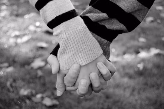 Còn gì tuyệt vời hơn khi những cái nắm tay thật chặt khiến tình cảm của bạn và nàng nồng ấm hơn. Ảnh: Yan.vn.