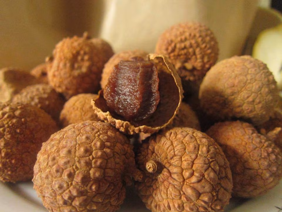 5. Gạo tẻ 100g, cùi vải khô 50g, liên nhục, hoài sơn mỗi thứ 10g đem ninh thành cháo ăn trong ngày dùng cho người kém ăn, hay bị lạnh bụng, đau bụng âm ỉ, hay đi ngoài buổi sáng, nhạt miệng... Ảnh: Sức khỏe đời sống. 