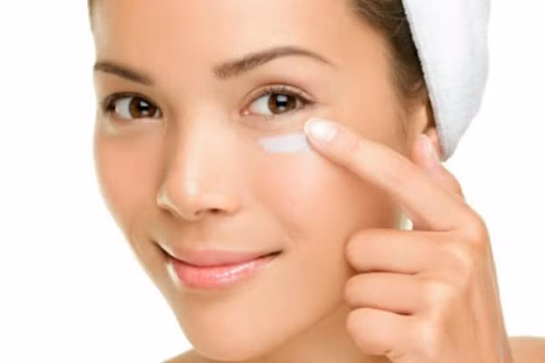 Tiếp theo là kem dưỡng mắt. Với loại kem này bạn hãy cẩn thận, không để nó dây vào mắt hoặc lông mày. Hãy chấm kem mắt bằng 1 ngón tay và xoa nhẹ cũng chỉ bằng 1 ngón tay. Ảnh: Tiki.