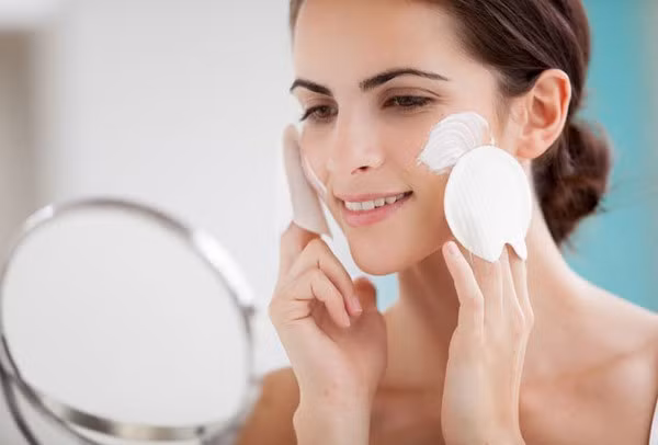 Lớp cuối cùng là kem dưỡng ẩm. Đây là bước siêu quan trọng bởi nó sẽ giữ cho làn da ngậm nước cả ngày. Bạn hãy chọn những loại kem dưỡng ẩm có cả chỉ số SPF, ngay cả trong mùa đông. Ảnh: Juno.