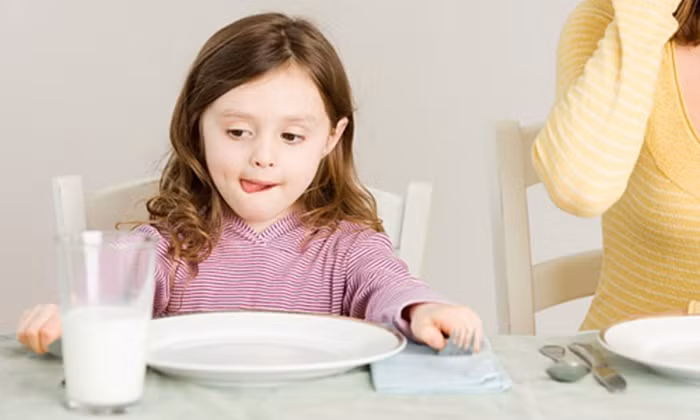 Sữa tươi. Sữa tươi giúp kích thích lông mi các bé mọc nhanh hơn, dày hơn nhờ các protein và vitamin có trong nó. Mỗi ngày, mẹ hãy cho bé uống ít nhất một ly sữa, vừa có thể bổ sung can xi mà lông mi của bé lại vô cùng đẹp. Ảnh: Sức khỏe &amp; Đời sống.