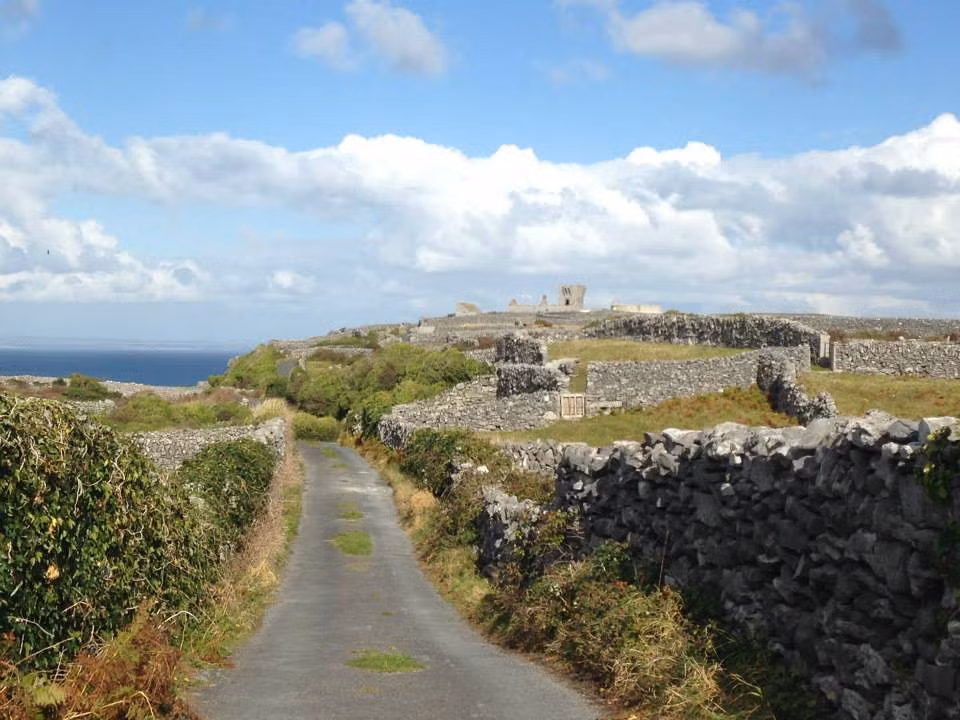 Cư dân sinh sống trên đảo nói tiếng Ireland, và đó là ngôn ngữ chính của họ. (Ảnh: Earthporm) 