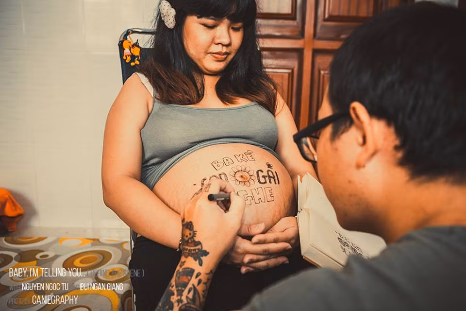 Đó là những câu chuyện mà ông bố bỉm sữa đảm đang này thường kể cho con nghe mỗi tối trước khi đi ngủ nhưng lần này được thể hiện bằng những nét “vẽ nghệch ngoạc” lên bụng bầu của vợ.