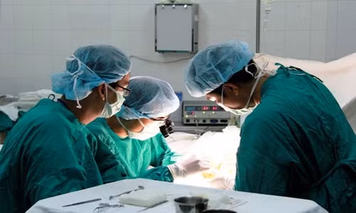 Cô được đưa đến bệnh viện sáng hôm sau khi một chân của cô sưng vù. Ở bệnh viện, bác sỹ đã chẩn đoán cô Jane bị hội chứng khoang, trong đó các dây thần kinh và cơ bắp bị hỏng nặng do áp lực quá chặt vì mặc quần skinny quá chật. Ảnh: Suckhoedoisong.
