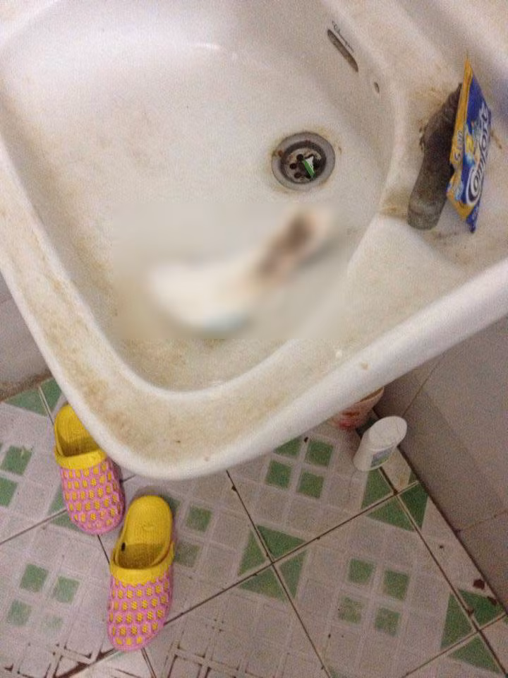 Ngay cả đồ dùng phụ nữ cũng vứt trên bồn rửa tay, sẽ chẳng ngoa nếu nói đây là những cô nàng ở bẩn siêu cấp vô địch.