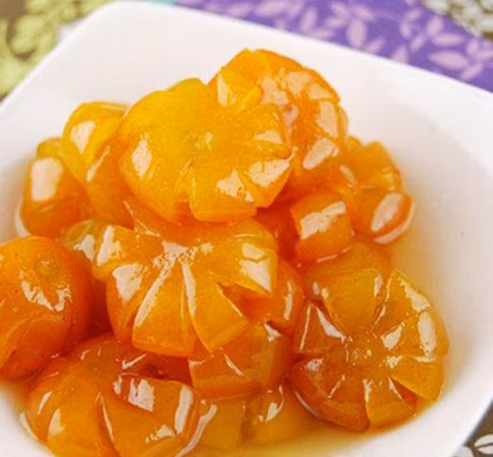 Mứt quả quất. Loại mứt này có vị cay tính ấm, có tác dụng bổ tỳ, thông đờm, thông phế và giảm ho. Rất thích hợp cho những người đang bị ho có đờm, đầy bụng buồn nôn. Ảnh: Phunutoday.