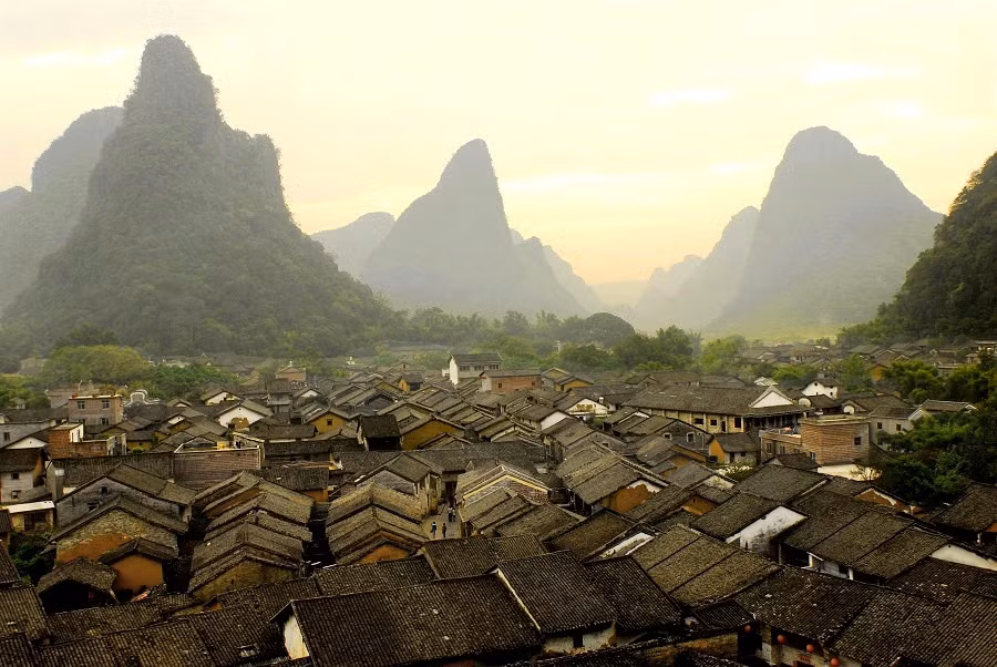 Hoàng Diêu cổ trấn là thị trấn nhỏ nằm phía tây tỉnh Quảng Tây. Đặc trưng của Hoàng Diêu chính là những mái ngói cổ xưa nhuốm màu thời gian, tường phết vôi vàng và phong cách kiến trúc giữ nguyên từ thời nhà Minh, nhà Thanh.