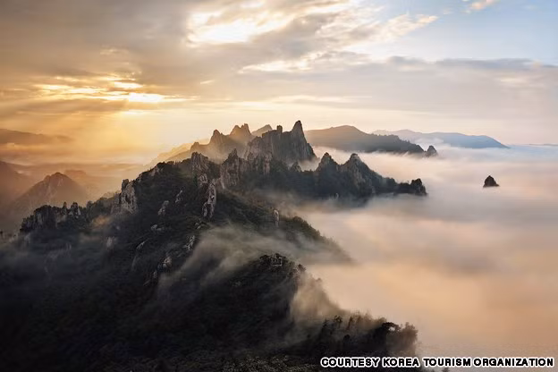  8. Gongryong Ridge, Seorak Mountain: Được cho là có hình dạng như xương sống của một con khủng long, sườn núi đá này cho du khách cơ hội ngắm nhìn khung cảnh ngoạn mục của bên trong và bên ngoài Seorak.