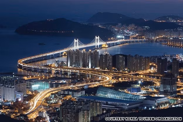  3. Cầu Gwang an: Còn được gọi là Cầu Diamond, kết nối Suyeong-gu và Haeundae-gu và có thể cho bạn một khung cảnh ngoạn mục của núi, bãi cát, đồi núi và đèn thành phố. Cầu không phải dành cho người đi bộ, nhưng ai cũng có thể thưởng thức cảnh đêm ngoạn mục của cây cầu từ xa với hệ thống chiếu sáng hơn 100.000 màu.